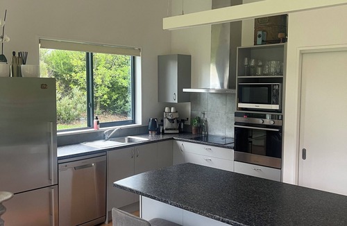 Lake Hawea House | Peaceful warm & sunny tastefully furnished spa sauna 1/2 acre 7min walk to lake