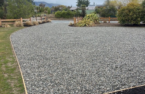 Lake Hawea House | Peaceful warm & sunny tastefully furnished spa sauna 1/2 acre 7min walk to lake