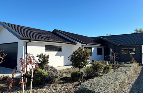 Lowburn House | Pedal and Play - Cromwell Holiday Home