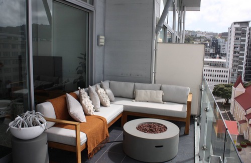 Te Aro Apartment | Penthouse Apartment with balcony and Fire-pit