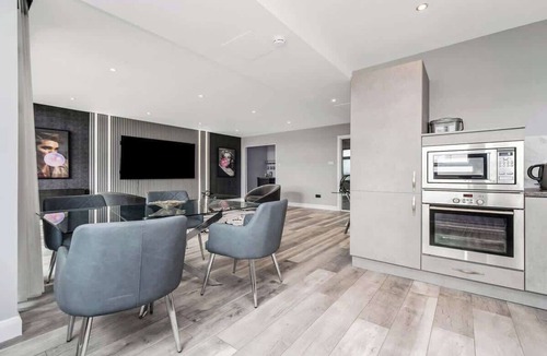 Finnieston Apartment | Penthouse with Bar at Glasgow Hydro & SECC
