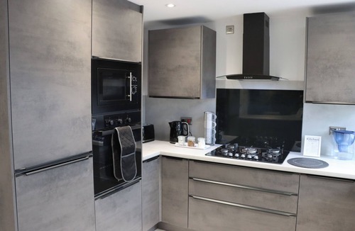 Bilston House | Perfect 3 bedroom home - Contractors & Families