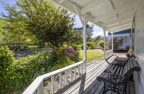 Porirua Cottage | Perfect getaway from the hustle and bustle of city life.