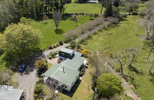 Porirua Cottage | Perfect getaway from the hustle and bustle of city life.