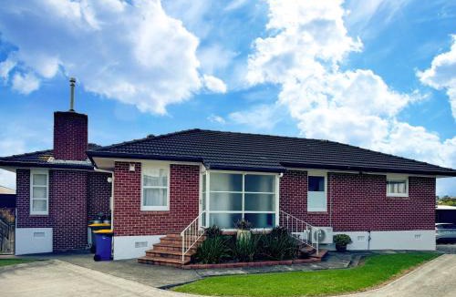 Te Atatu Peninsula Apartment | Perfect Peninsular Location - 3 BR Family Home