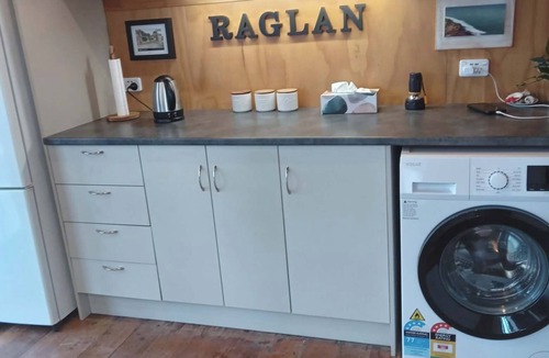 Raglan Cabin | “Perfectly Placed for Peace, Coffee, and the Coast”