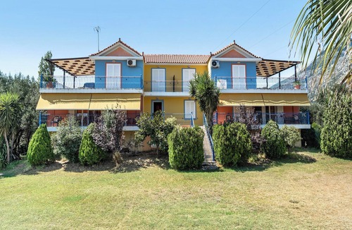 Valerianos Apartment | Pet-Friendly Apartment "Efrosyni apartment" with Mountain View, Garden & Wi-Fi