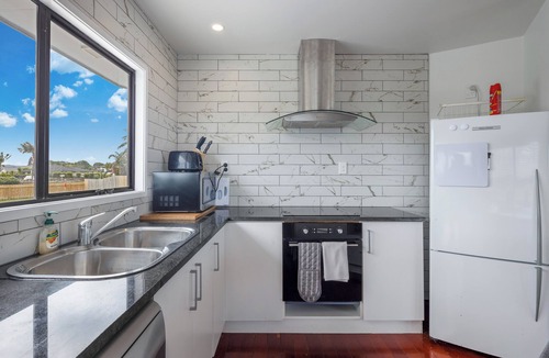 One Tree Point House | Pet-Friendly Deck Retreat w/Marina Views!