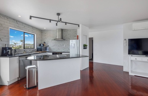 One Tree Point House | Pet-Friendly Deck Retreat w/Marina Views!