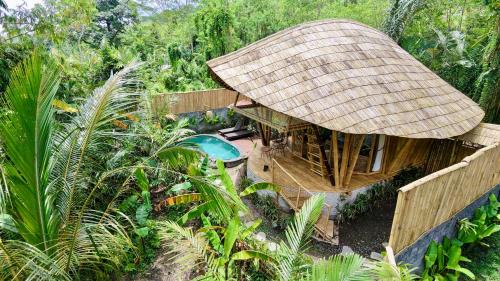 Selat Villa | Phoenix Bamboo House by Ecobreeze