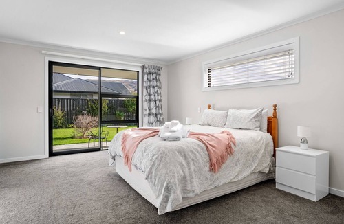Lowburn House | Phoenix Peace - Cromwell Holiday Home