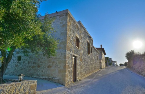 Platanos House | Picturesque traditional stone house
