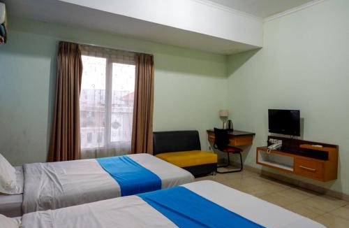 Laweyan House | Pineapple Mansion Solo Mitra RedDoorz near RS JIH Solo