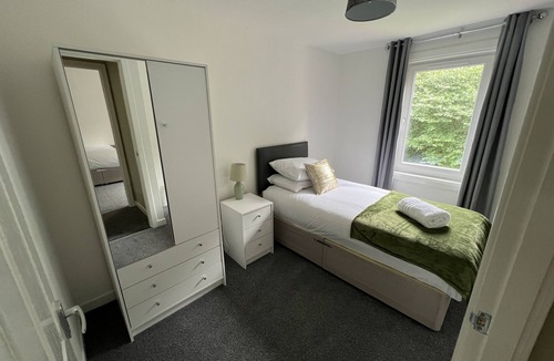 Glenrothes House | Piper Drive - sleeps 4 guests in 3 bedrooms