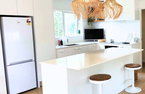 Papamoa Beach House | Pipis' Beach House, Papamoa beach, 5 minute walk to the sea. Pet friendly.