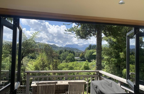 Lake Tarawera House | Pohutukawa Lake House. Relax in comfort in our well equipped lake house.