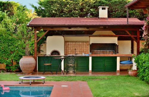 Oropos Apartment | Pool Villa Desmira