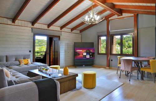 Oropos Apartment | Pool Villa Desmira