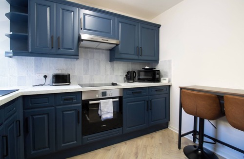 North West House | Presented by Aurora Short Stays! Our spacious property is ideally located close to local shops, cafés, supermarkets, and everyday amenities. Featuring 3 comfortable bedrooms, it offers a relaxing stay for up to 6 guests.