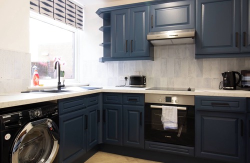 North West House | Presented by Aurora Short Stays! Our spacious property is ideally located close to local shops, cafés, supermarkets, and everyday amenities. Featuring 3 comfortable bedrooms, it offers a relaxing stay for up to 6 guests.