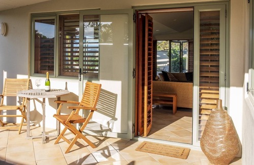Onetangi House | Prime beachfront position on Waiheke Island.