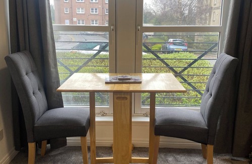 Dunfermline Apartment | Prime City Centre - Ground Floor & Free Parking by Three Bridges Apartments