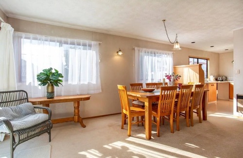Epsom House | Prime Location! 4BR Sunny Character Home Near CBD