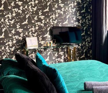 Dalmarnock House | Private Bedroom & Bathroom with Amazing View in Quirky Townhouse