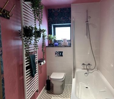 Dalmarnock House | Private Bedroom & Bathroom with Amazing View in Quirky Townhouse