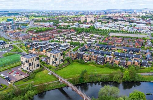 Dalmarnock House | Private Bedroom & Bathroom with Amazing View in Quirky Townhouse