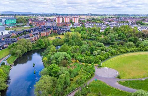 Dalmarnock House | Private Bedroom & Bathroom with Amazing View in Quirky Townhouse