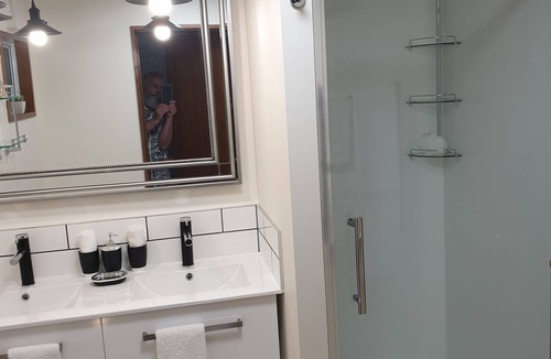 Dunedin Apartment | Private Studio with Gym, Sauna & Spa