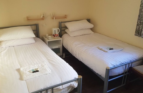 North West Hostel | Private Twin Room with Shared Facilities - Alba Self Catering