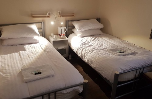 North West Hostel | Private Twin Room with Shared Facilities - Alba Self Catering