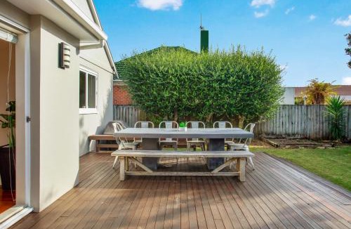 Point Chevalier House | Prosper Point Home with BBQ, Patio and Parking