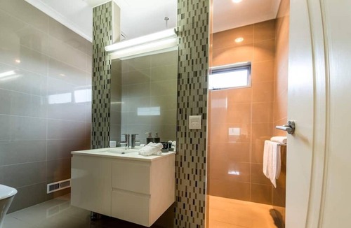 Ulverstone House | Quiet and relaxing house overlooking the Leven River and wharf