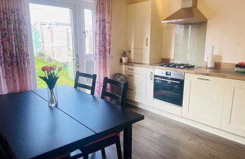 Blackburn House | Quiet Home Free Parking Near Pentland Hills