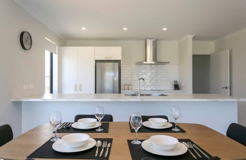 Wharewaka House | Quiet Modern Haven