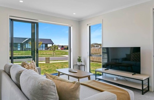 Wharewaka House | Quiet Modern Haven