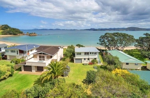 Tutukaka House | Quintessential Kiwi Bach right on the Beach !