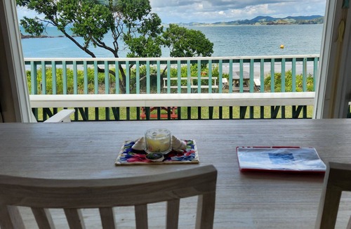 Tutukaka House | Quintessential Kiwi Bach right on the Beach !