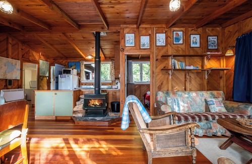 Kuratau Cottage | Quintessential Kiwi Kuratau Bach right on the lake front