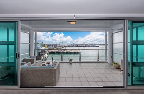 Auckland Central Business District Apartment | QV Elegant Modern Apt with Water View - 982