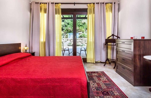 Keratsini-Drapetsona Villa | R 1203 Aspen Villas- Suite with Mountain View, Sea View & Garden View.