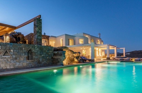 Elia Villa | R 3171 Villa Floyd With Air-conditioning , Dishwasher & Bath towels.