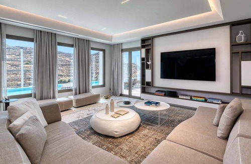 Paraga Villa | R 3235 Villa Halstead With Espresso machine ,Mini fridge & Private gym.