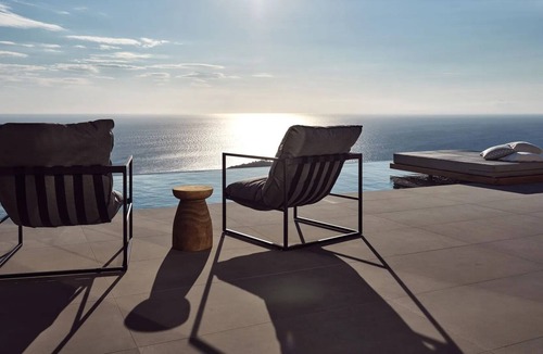 Korithi Villa | R 3257 Villa Hang With Fruit Squeezer ,Sandwich Maker & Nespresso.