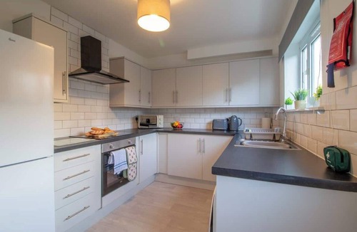 Hamilton House | Raeburn House- 3 Bedrooms, 2 Bathrooms in Hamilton
