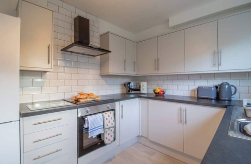 Hamilton House | Raeburn House- 3 Bedrooms, 2 Bathrooms in Hamilton