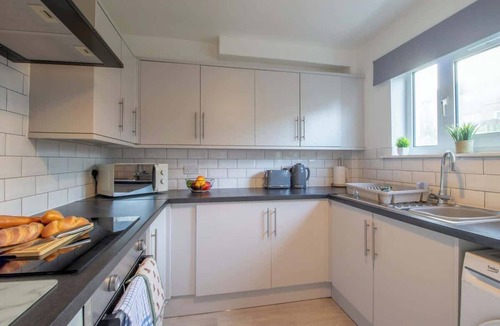 Hamilton House | Raeburn House- 3 Bedrooms, 2 Bathrooms in Hamilton